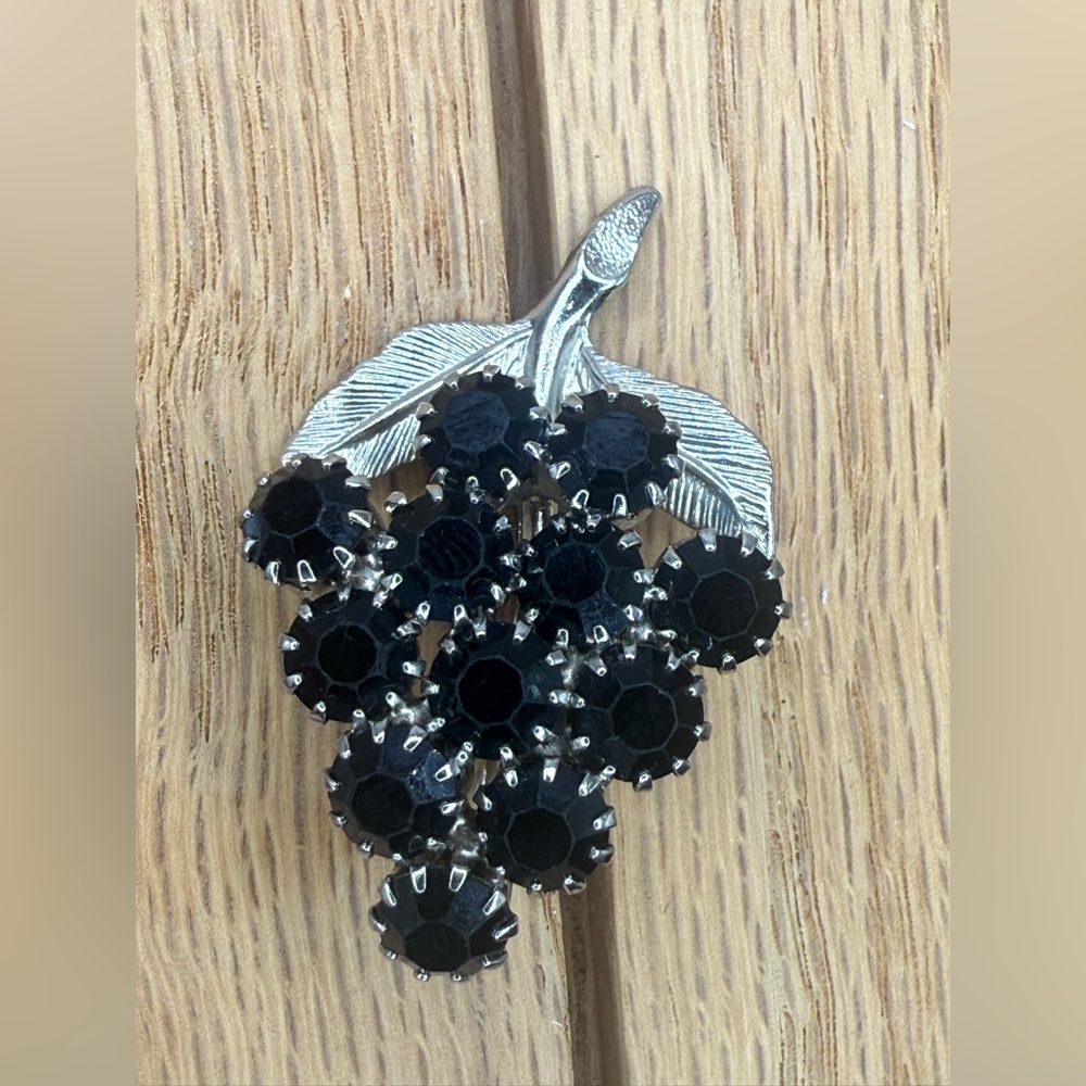 Black grapes and Silver tone Brooch‎